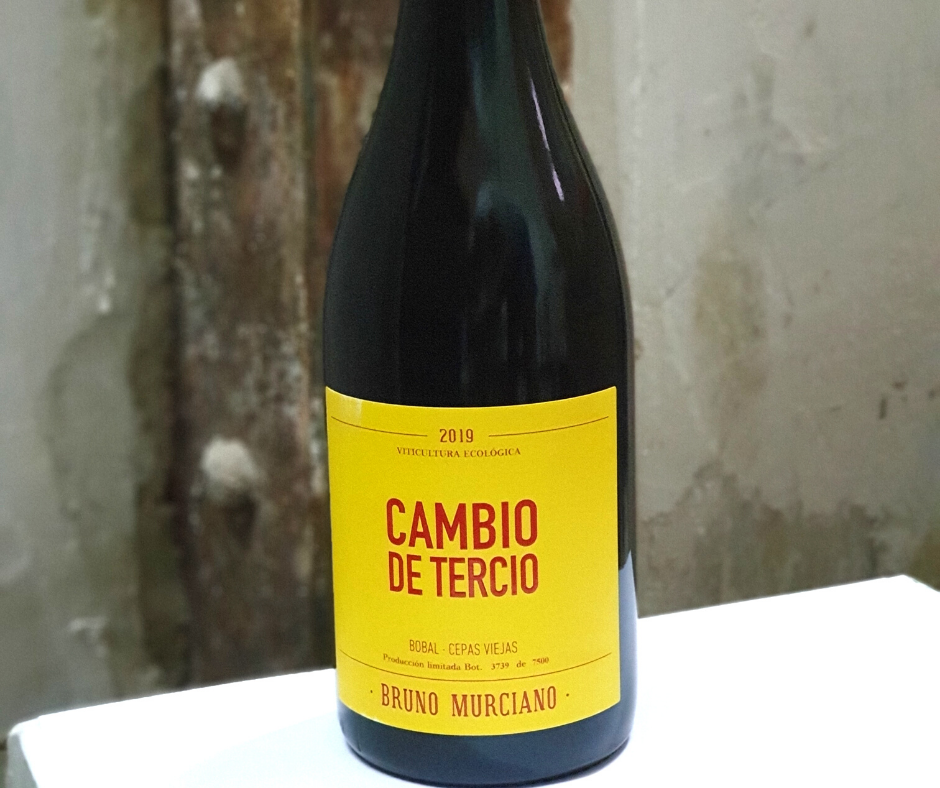 🆕 NOVEDAD: Cambio de Tercio,  tinto 100% uva bobal. De la zona de Utiel Requena.

#vinoycompañía #novedad #vino #winelover #bobal #utielrequena #vinotinto