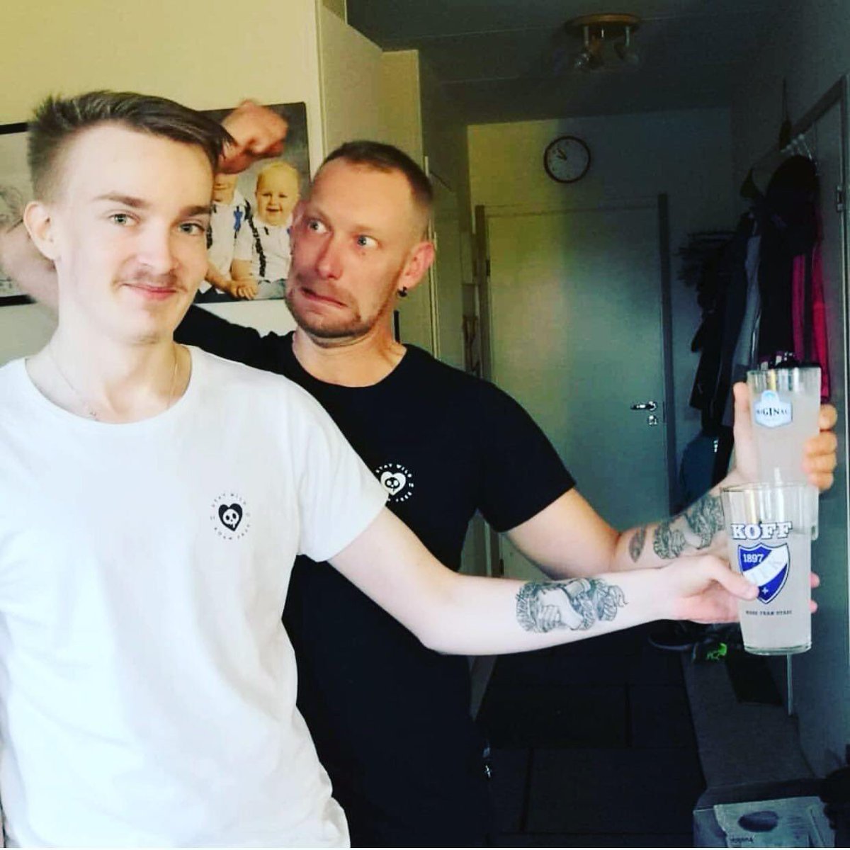 TeeeClub's tweet photo. Siinä on monta asiaa, joka yhdistää ystäviä 🖤 Kiitos, että yksi on paitamme 🔥🔥🔥 Tänään on mahtava päivä liittyä jengiin, kun ylihuomenna on pakkauspäivä. Liity kerhoon https://t.co/PP5zGxl3Jj https://t.co/o4UdAv7WDu