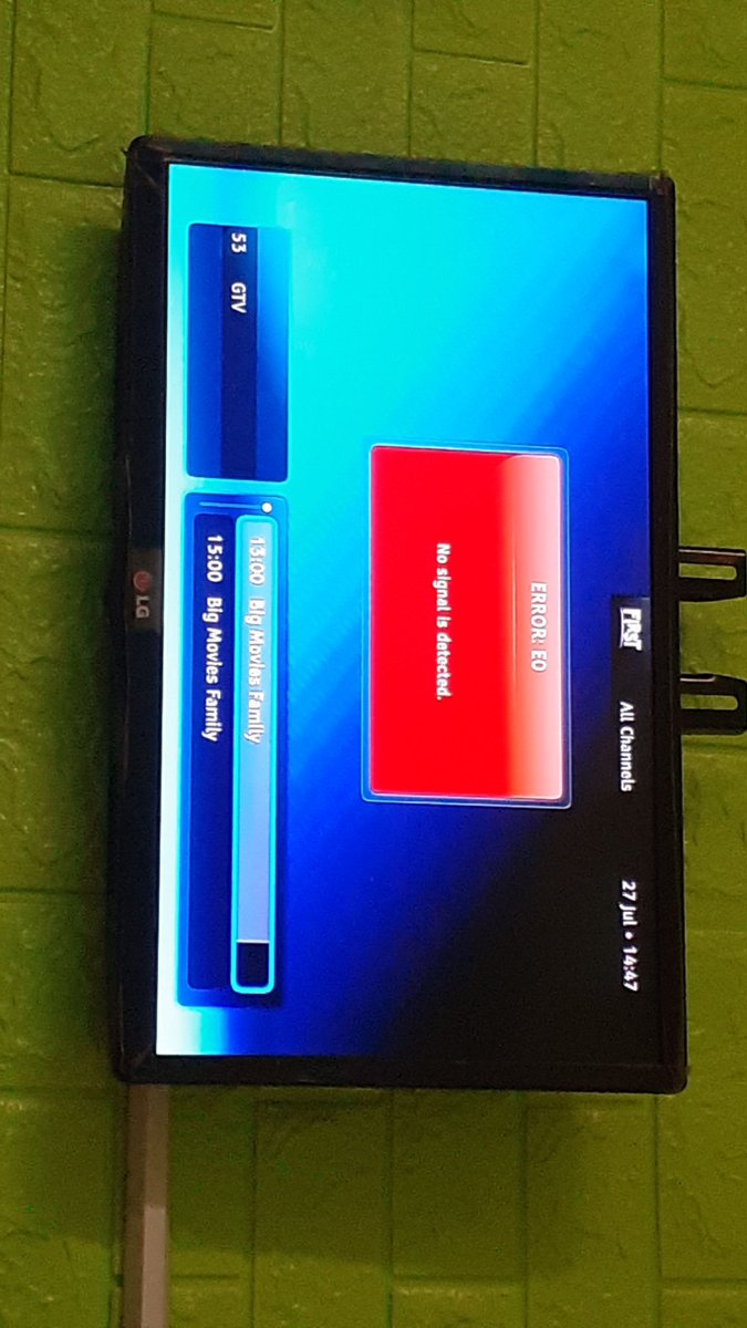 MargiesGately's tweet photo. Sinyal internet dan tv juga begini. Ada apa ini? Udah saya restart 2x masih bgitu @FirstMediaCares https://t.co/cjtfiW1SG1
