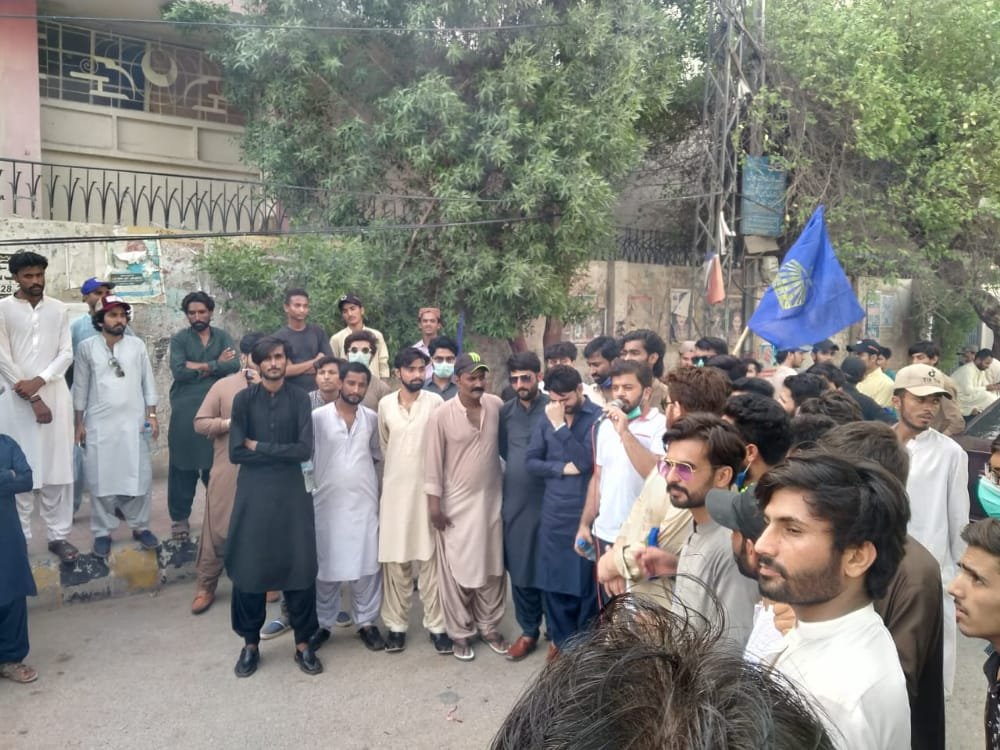 Salaam_Benazir's tweet photo. On the instructions of President SPSF Mansoor Shahani PSF District Hyderabad led by General Secretary SPSF Lala Murad Khan protested against the threats given by Ehsan Ul Ehsan to Chairman PPP Bilawal Bhutto Zardari.PSF Hyderabad set Ehsan's dummy on fire
#PSFIANS
@LalaMuradKhan https://t.co/oHKMNk3YFt
