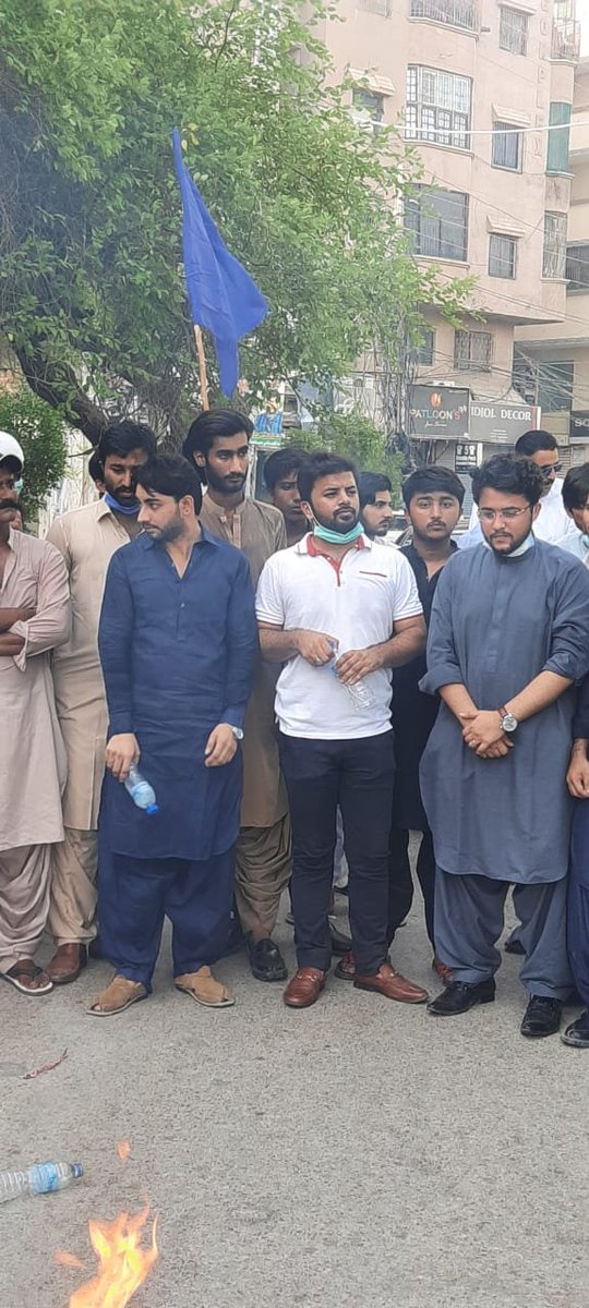 Salaam_Benazir's tweet photo. On the instructions of President SPSF Mansoor Shahani PSF District Hyderabad led by General Secretary SPSF Lala Murad Khan protested against the threats given by Ehsan Ul Ehsan to Chairman PPP Bilawal Bhutto Zardari.PSF Hyderabad set Ehsan's dummy on fire
#PSFIANS
@LalaMuradKhan https://t.co/oHKMNk3YFt