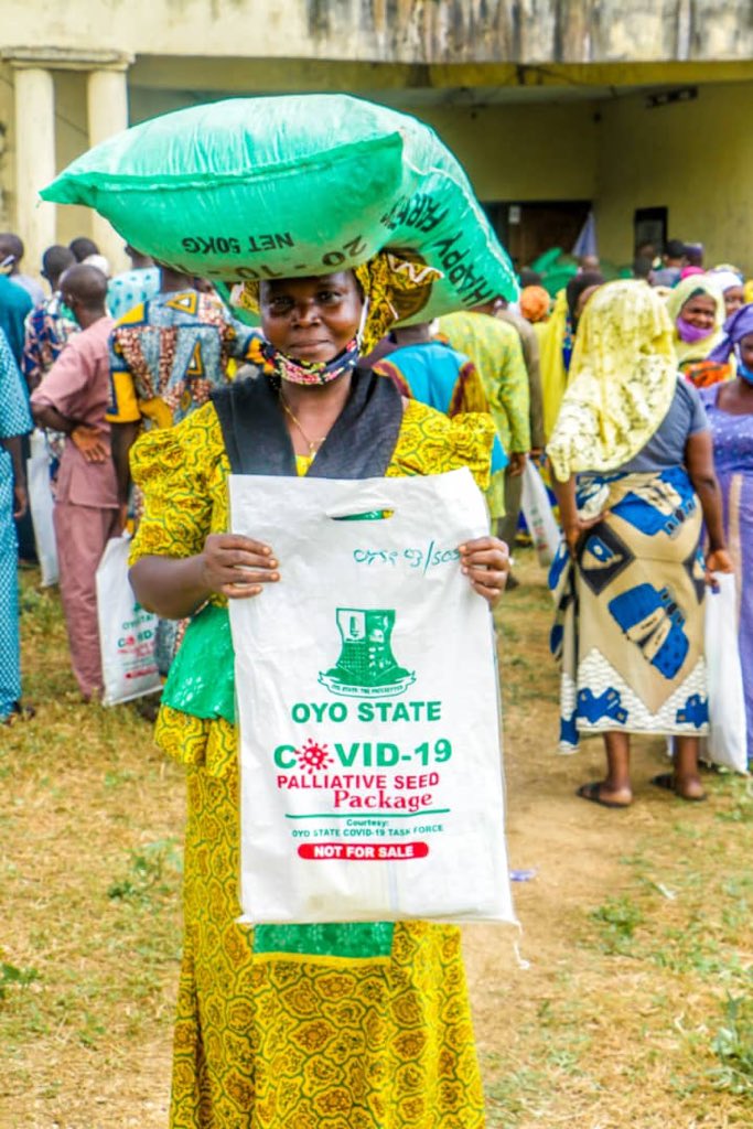 akande_debo's tweet photo. The commencement of Oyo state inputs intervention support for the Micro- smallholder enterprise farmers in led by His Exellency Governor @seyimakinde for essential food production in the state to cushion the effect of COVID 19 on food security in Oyo state. https://t.co/CSQp3bh7wk