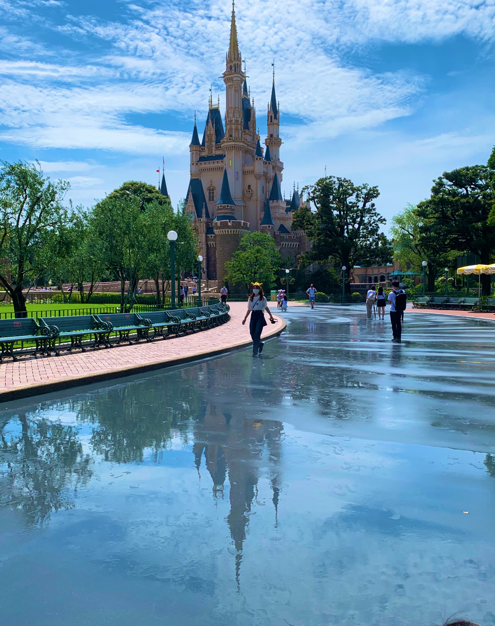 まゆ ディズニー専用アカ ディズニーランド 大雨の後 逆さシンデレラ城 がでました キャストさんが教えてくれました ディズニーランド T Co Awo9r8rj4s Twitter