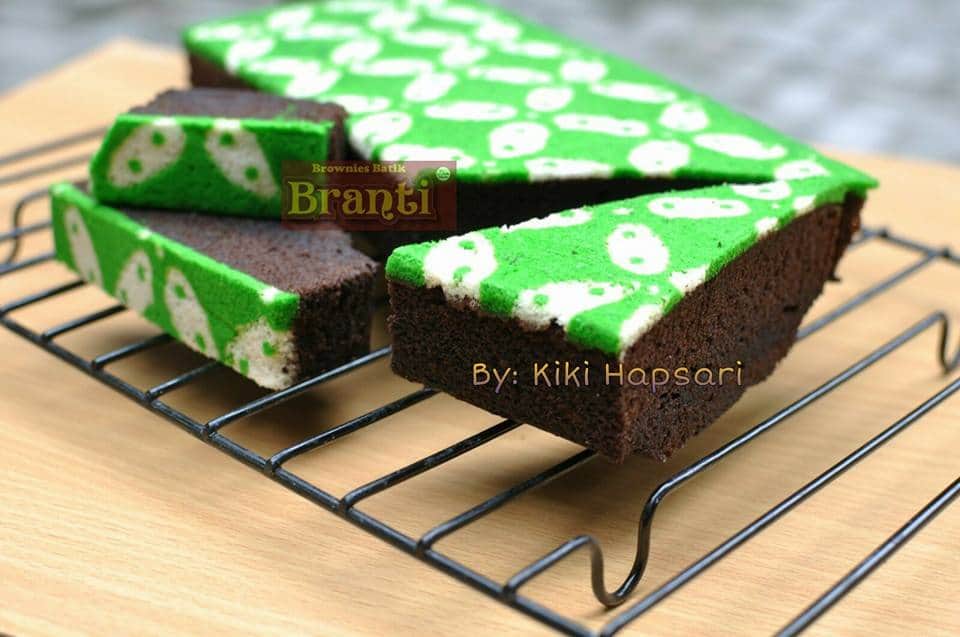 Beautiful and Traditional Art of The Indonesian Batik.
~Motif Kawung~
Motif Kawung berpola bulatan mirip buah Kawung (sejenis kelapa atau kadang juga dianggap sebagai buah kolang-kaling) yang ditata rapi secara geometris.