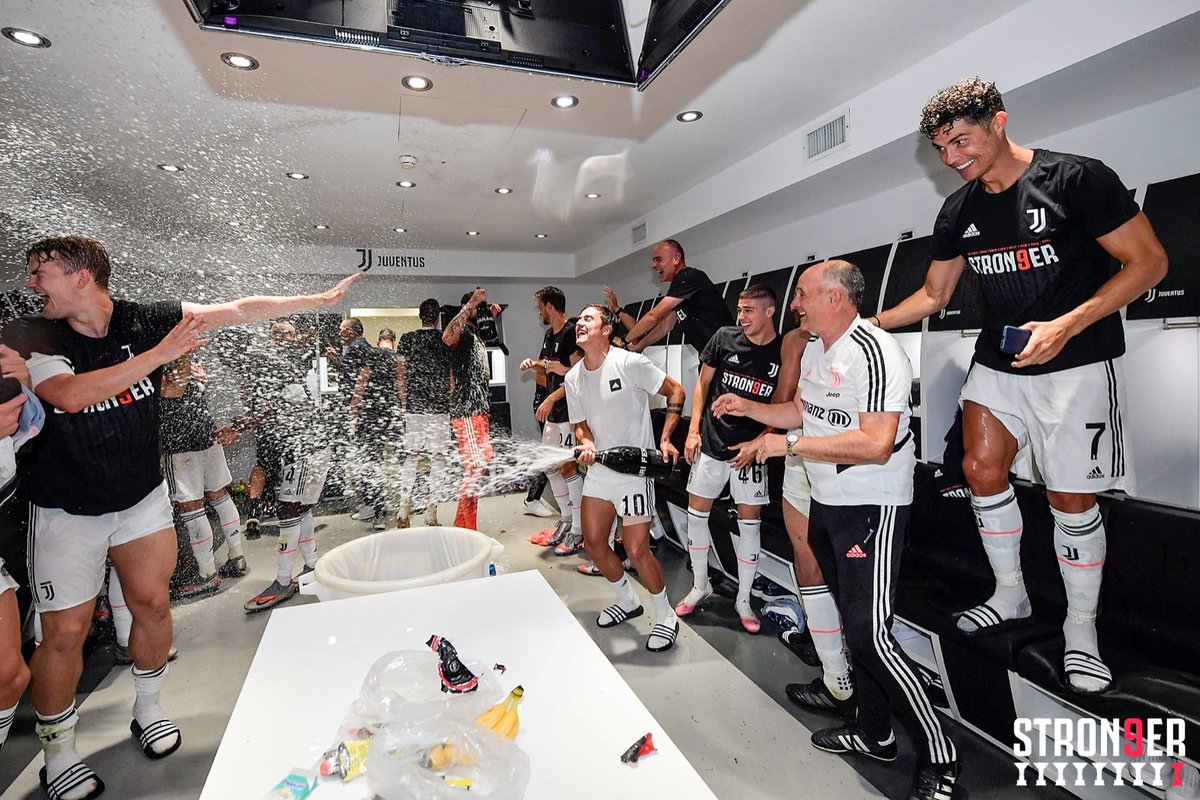 juventusfcen's tweet photo. A #Stron9er scudetto celebration with @FerrariTrento! 🍾🍾🍾🍾🍾🍾🍾🍾🍾

#FerrariTrento #SparklingAttitude https://t.co/JRNtqxGKrU