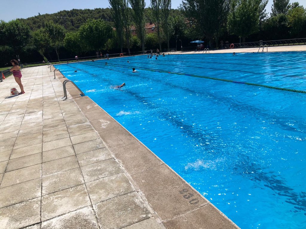 cdfuentedeltoro's tweet photo. Ven a 🏊🏿🏊🏻‍♀️ a nuestras piscinas 
El medio acuático gracias es un medio seguro para entrenar
✅ Piscina cubierta
✅ 4 chorros de hidromasaje
✅ Piscina de verano 
✅ Calles para nado libre
✅ Vaso recreativo para los más 👶🏻👧🏿
✅ Limpiezas y desinfecciones diarias 
#piscina #verano https://t.co/86AnKAeMMX