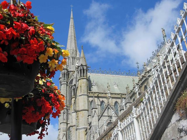 Cobh Bedecked with Flowers. Well worth a visit. buff.ly/3fZic8N @CobhTourism , @CommodoreCobh @CobhSeasalt  @WatersedgeCobh @TheQuaysCobh @CobhHeritageCen @EllensCobh  @FrankHederman #supportlocal @ancienteastIRL