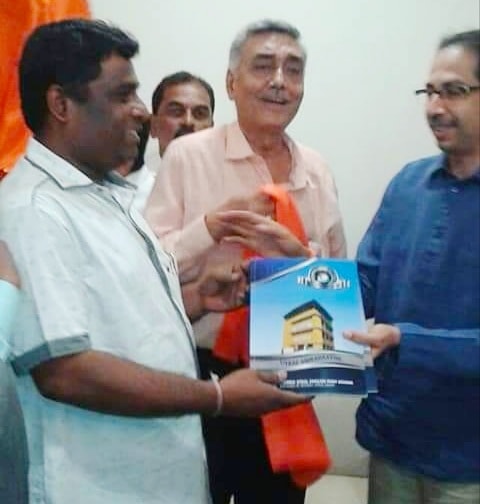 SurjyanarayanG's tweet photo. Happy Birthday Shri #Udhav Thackrey (#Chief Minister of #Maharastra) lovely moment while presenting  our Mumbai Utkal English High School Silver Jubilee Sovenier at his home Matoshree https://t.co/s5CZZr0VFo