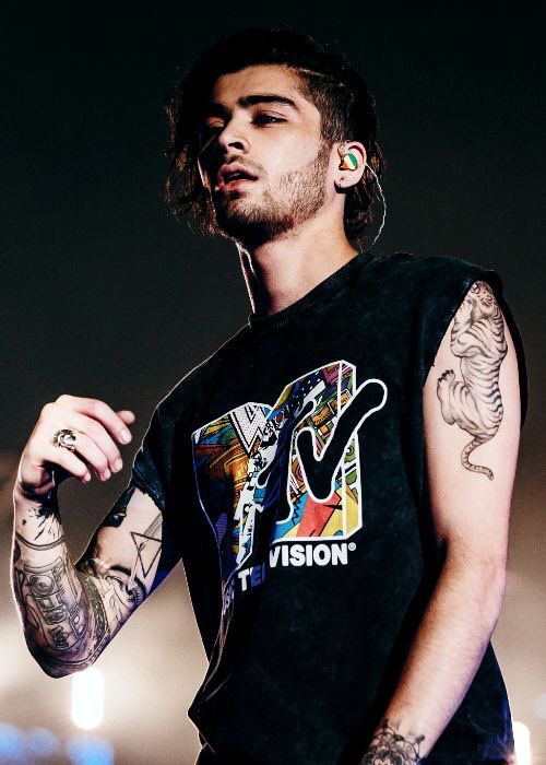 ot5sunflower's tweet photo. I dont wanna sound dramatic but I’ll take a bullet for him. 
WE LOVE YOU ZAYN https://t.co/Hk67K3NjMF