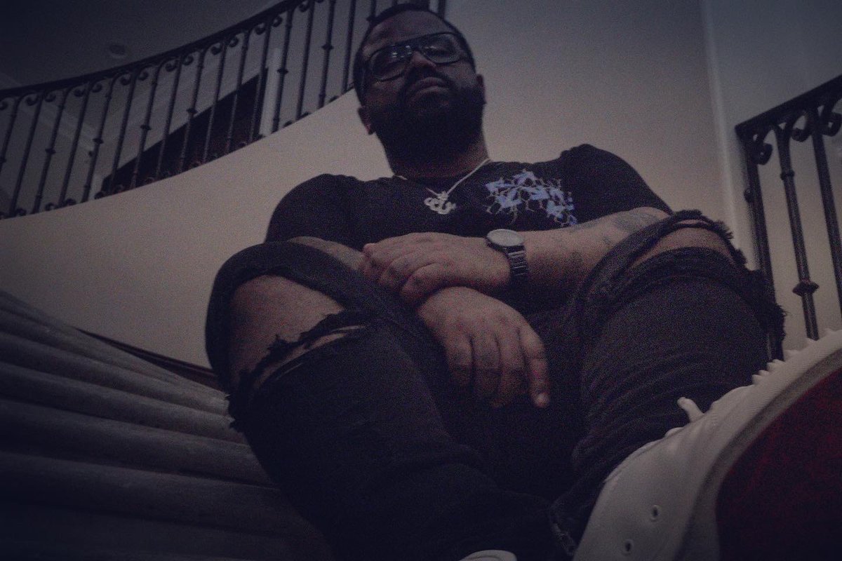 Been on my feet through some pain, so now the soles Bloody!
🩸 🩸
#westcoast #blackonblack #louboutin #louboutinsneakers #christianlouboutinmenshoes #offwhite #mercedesbenz #mercedes #LA #boston #nipseyhussle #offwhite #offwhitetshirt #offwhitetee #calabasas