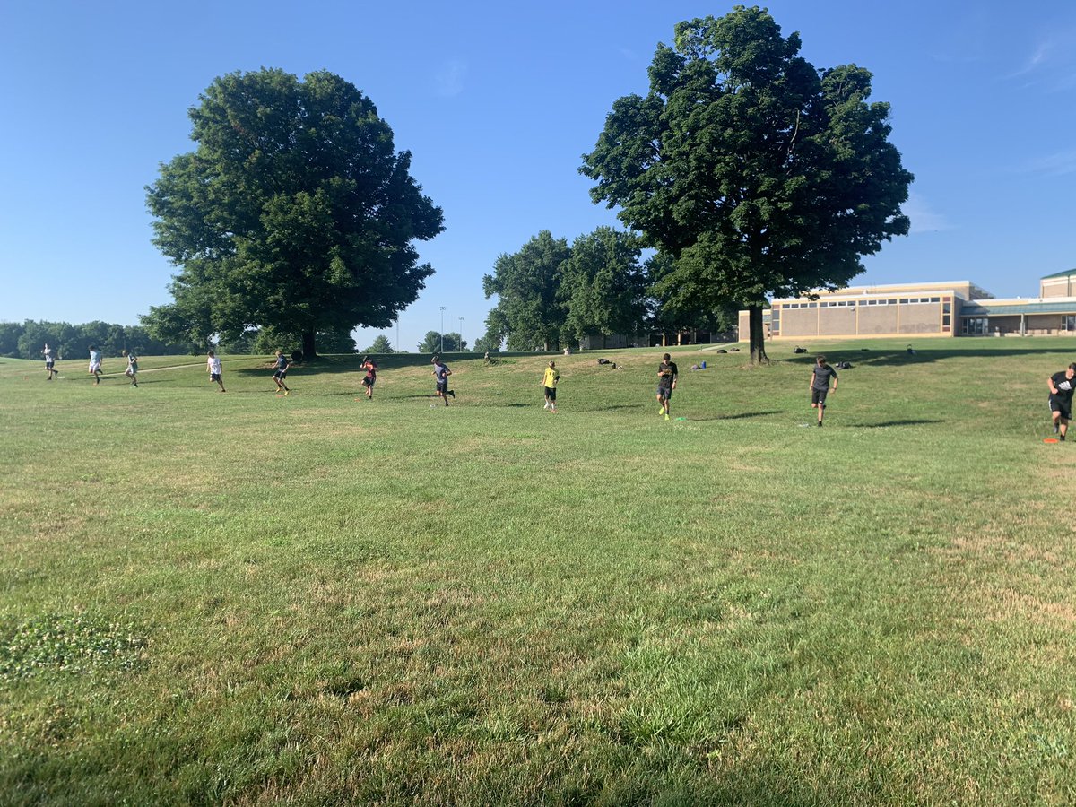 RoaderFooty's tweet photo. First conditioning of the year! Social distancing and working hard! #SquadIsBack https://t.co/nGVhOSOa9Q