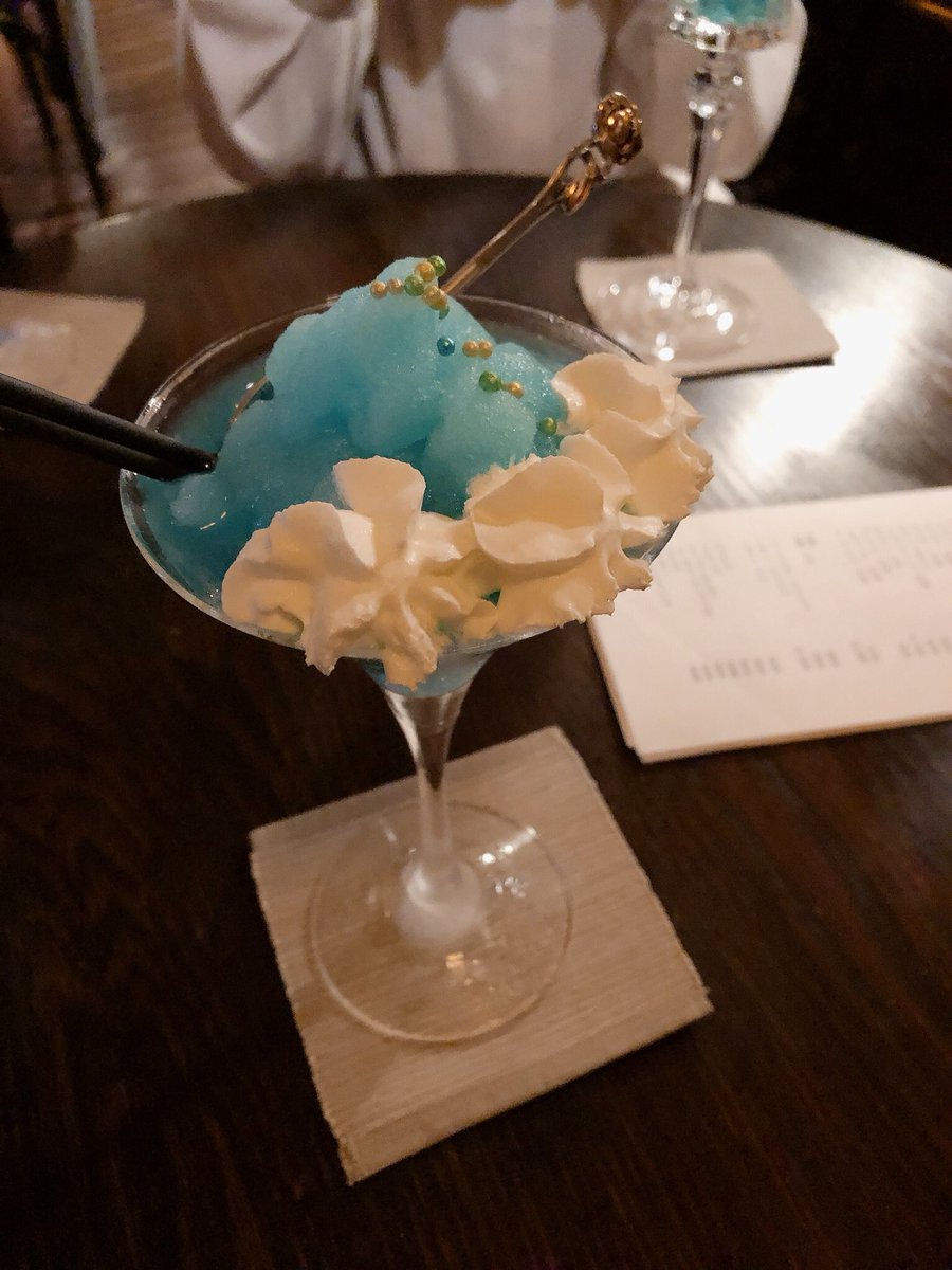 YUUURI_OL's tweet photo. 映画の題名をイメージして作るbar「八月の鯨」でアラジンを飲みました🍸甘くて美味しかった💕 https://t.co/9asZOiAPMR