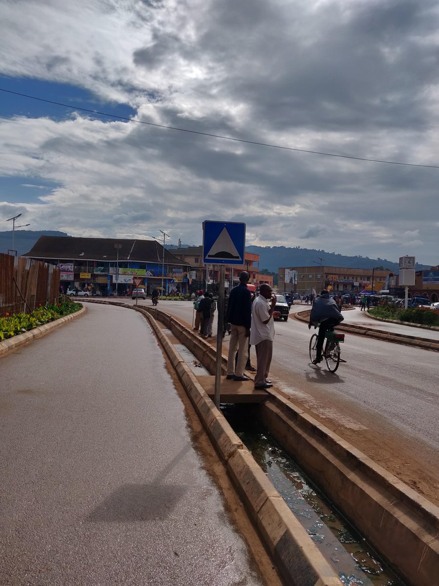 Kabala Town is famous because it is the first stop for tourists if you are going to visit Lake Bunyonyi. So at the bus stop, you will find a lot of brokers or people selling their services. Just be careful and always book a place online.