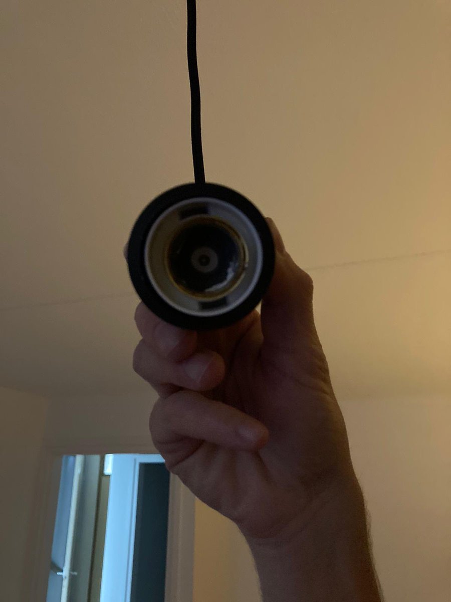 H_idde's tweet photo. @KARWEI Een hele mooie nieuwe lamp gekocht voor ons nieuwe huis. Maar binnen 2 minuten na het aanzetten stond de rook in onze slaapkamer en was de fitting gesmolten. Wat te doen? https://t.co/Xi39bnTykO