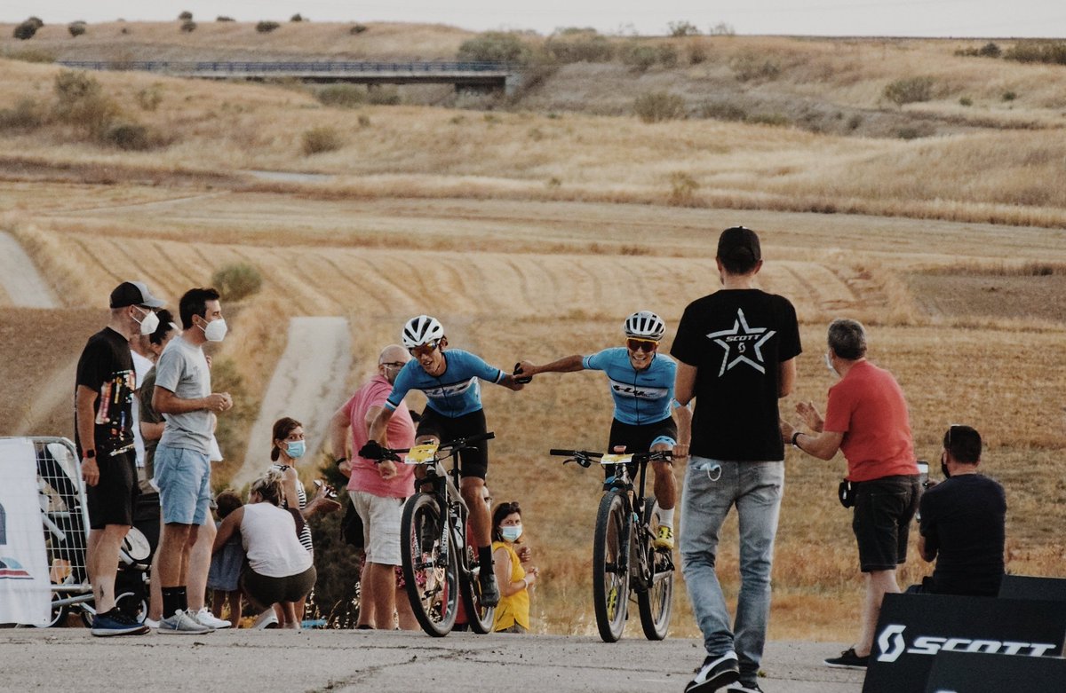 Llegada a meta de la primera carrera post-covid con mi compañero de equipo Iván. 3° y 4° puesto💪 <a href="/FlyzBikes/">Flyz Bikes</a> <a href="/ScottSpain/">SCOTT España</a>