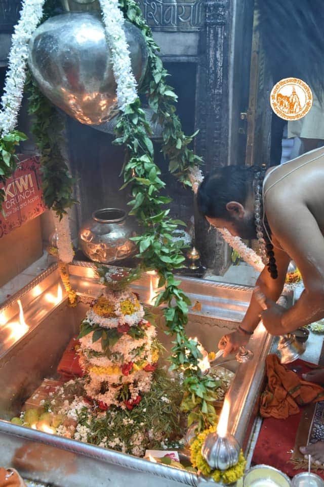 RachnaDar's tweet photo. 4th Monday in shrawan month. In Varanasi of Baba Kashi viswanath ji.   #picoftheday   #MondayMorning   #mondaypray. #MondayThought   #varanasi. #babakashiviswanath https://t.co/wwtzj2ePIv