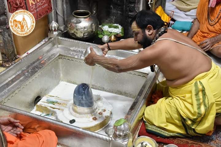 RachnaDar's tweet photo. 4th Monday in shrawan month. In Varanasi of Baba Kashi viswanath ji.   #picoftheday   #MondayMorning   #mondaypray. #MondayThought   #varanasi. #babakashiviswanath https://t.co/wwtzj2ePIv