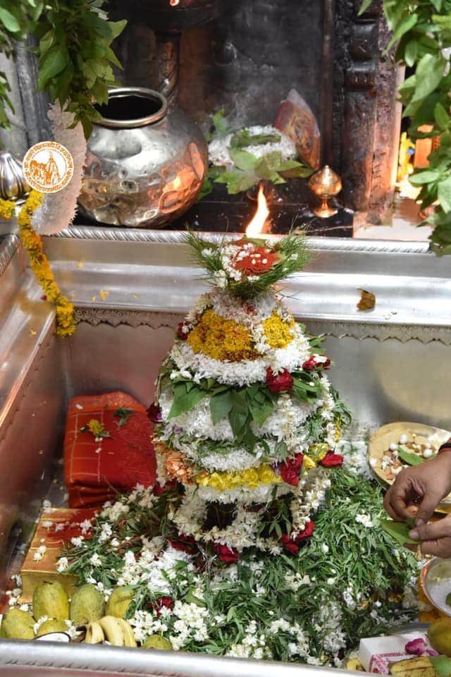 RachnaDar's tweet photo. 4th Monday in shrawan month. In Varanasi of Baba Kashi viswanath ji.   #picoftheday   #MondayMorning   #mondaypray. #MondayThought   #varanasi. #babakashiviswanath https://t.co/wwtzj2ePIv