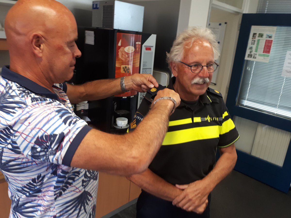 POL_Vlieland's tweet photo. Na 47 dienstjaren, waarvan de laatste 8 jaren gestationeerd op Vlieland, heeft Jaap Zwartepoorte vandaag voor het laatst de deur van het politiebureau dichtgetrokken. Bedankt voor je bijdrage en geniet van je vrije tijd Jaap !! https://t.co/JxqHbYjieC