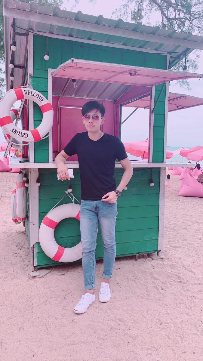 ApiwatMHK's tweet photo. ยืนตรงไหนได้บ้าง 🕴
ขอไปยืนข้างๆ ได้มั้ย 😜😂 https://t.co/oFfaNbMrNC
