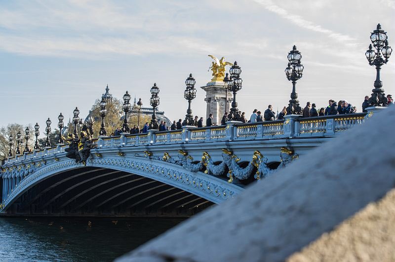 combackteam's tweet image. Hommage et soutien au militaire mort et à ses proches au passage du cortège funèbre sur le pont Alexandre III aujourd&apos;hui lundi à 16h30 par une présence digne tout en respectant les consignes sanitaires en vigueur. #hommage #Paris #pontalexandre3