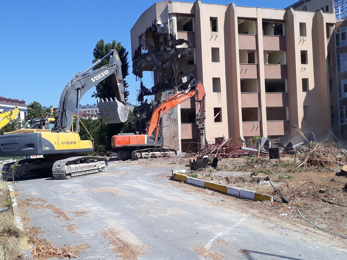 iucveteriner's tweet photo. 1987 yılından beri binlerce öğrencinin eğitim gördüğü, nice anılar biriktirdiği Veteriner Hekim olarak mezun olduğu, yaşlı ve depreme daha fazla dayanma gücü kalmayan emektar binamızın yıkım işlemlerine kontrollü olarak başlandı.
Yeni binamıza en kısa sürede kavuşmak dileğiyle... https://t.co/Ywjsehmk7J