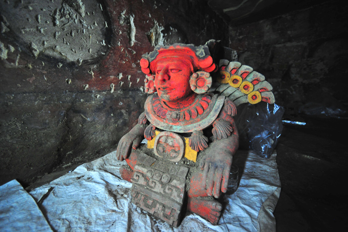 archaeologymag's tweet photo. From the Archives: Archaeologists discovered a 1,200-year-old, 30-inch-tall figurine inside a painted tomb at the site of Atzompa in southern Mexico, which was a suburb of the great Zapotec capital city of Monte Albán.  

https://t.co/bOogD2ElzY https://t.co/daPrPSZIwA