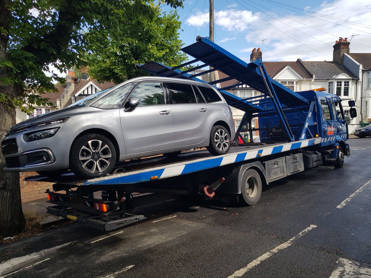 SussexIncidents's tweet photo. A @BtonHovePolice PCSO had a Vehicle recovered today as the vehicle had been blocking someones driveway making them unable to go to work. #bootsontheground #PCSO #BRIGHTONANDHOVE #HIVISABILITY https://t.co/osvvuHogcf