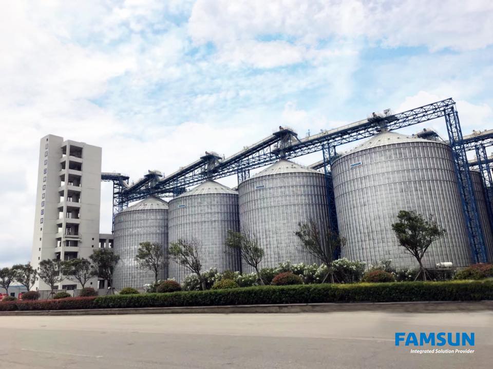 FamsunL's tweet photo. Dafeng Port, Yancheng, fue entregado con éxito y puesto en marcha en 2015. El proyecto está equipado con 14 silos de grano de 10,000 toneladas cada uno, que pueden lograr una salida anual de 5 millones de toneladas.
#famsun #silos #turnkeyproject #feedsafety https://t.co/0rRlSDAgHt