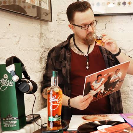 PaulJohnWhisky's tweet photo. We reached out to #WhiskyLovers from around the world to share their love for #PaulJohnWhisky. Andi from @whiskyvinyl, Germany picks our #ClassicSelectCask and here’s why!
“Hi, I am Andi from Berlin Germany. Together with my buddy David, I am behind "Whisky & Vinyl". (1/4) https://t.co/UEF38k16qY