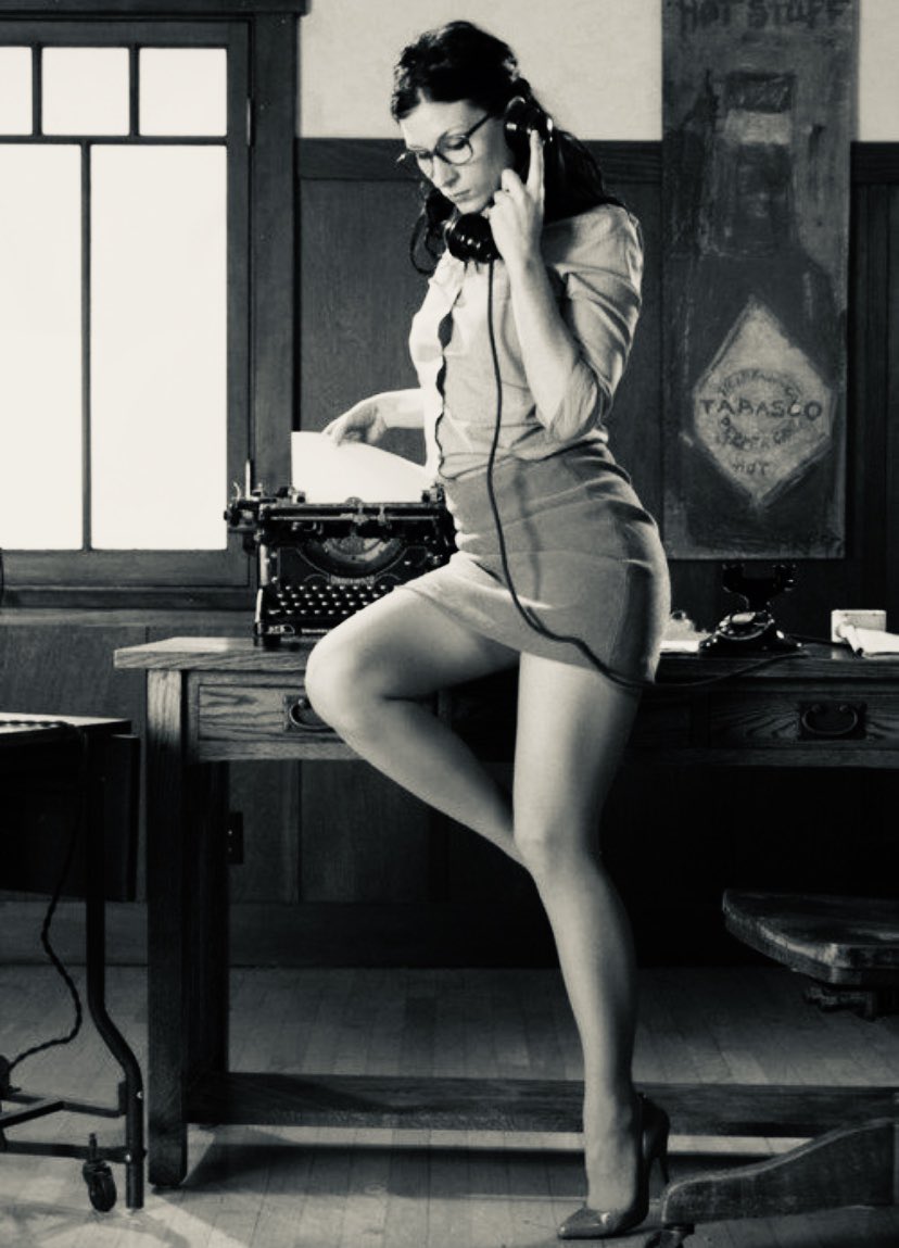 DoleBez's tweet photo. Dnes je teplý letní den. Jste dámy #DoleBez a máte také v kanceláři plnou hlavu hříšných myšlenek?
Jakých? 😈 #officesex https://t.co/2cS4SZWOvT