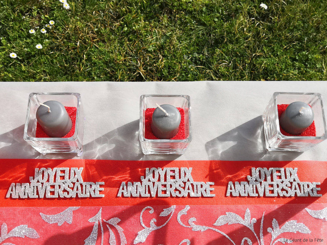 Mixez les couleurs pour votre anniversaire ! Nous vous présentons ici une table tout en vaisselles, décos et accessoires rouges et gris à paillette. Il existe 8 couleurs de cette collection : beaucoup d’idée pour un anniversaire 😉🎉 bit.ly/2OWGMv6