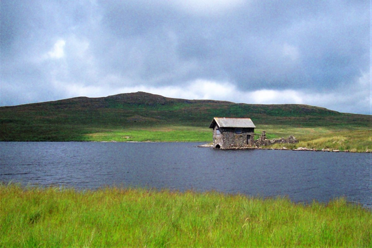 StanLeigh18's tweet photo. #LakeDistrict - Continuing our wandering through #Lakeland, a short series on #Lakes #Meres &amp; #Waters  
#DevokeWater
 View of #DevokeWater &amp; one of the surrounding summits [July 2009] and finding the way &amp; a rainbow [November 2006] https://t.co/Yih1NeVmzx