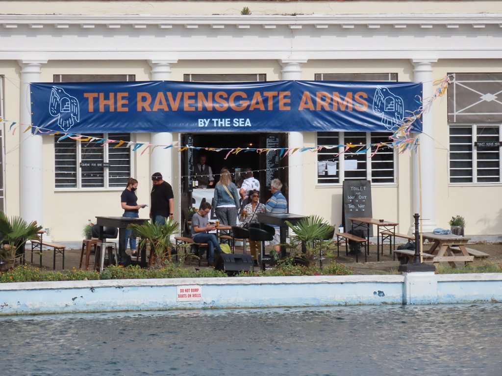 No_Expert's tweet photo. The @RavensgateArms have certainly found a cool place for their outdoor pub at the #BoatingPool #Ramsgate 😷 https://t.co/6PEv0IsFpU