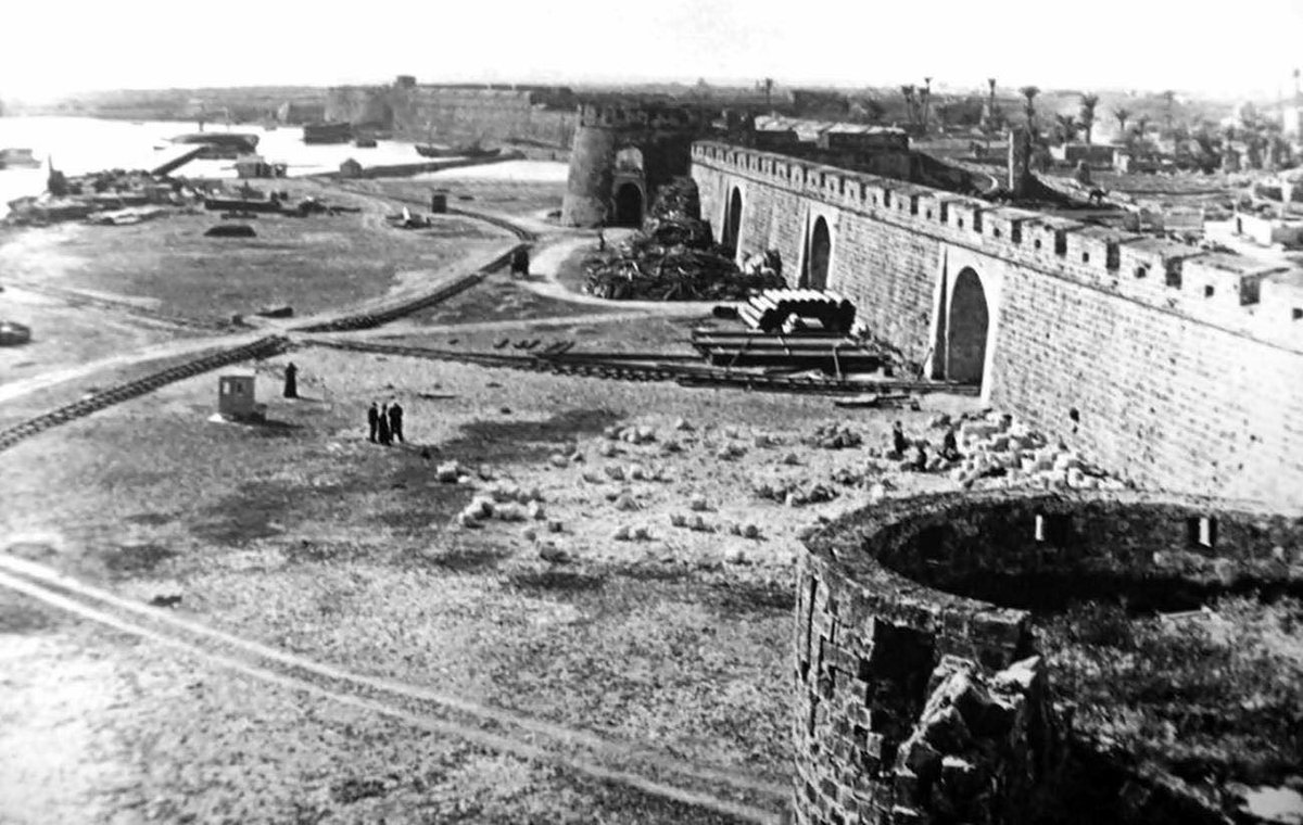 Blueyonetwo's tweet photo. As a guess I'd say #Famagusta harbour being built./I have been wrong before/ Source: Cypriot Memories (FB)/ Yanilmiyorsam #Magusa limaninin yapilis zamanlari/ Degisik bir fikri olan soylesin/Kaynak yazmiyor/ #KibrisTarihsel #HistoricalCyprus https://t.co/Tvucx0IXII