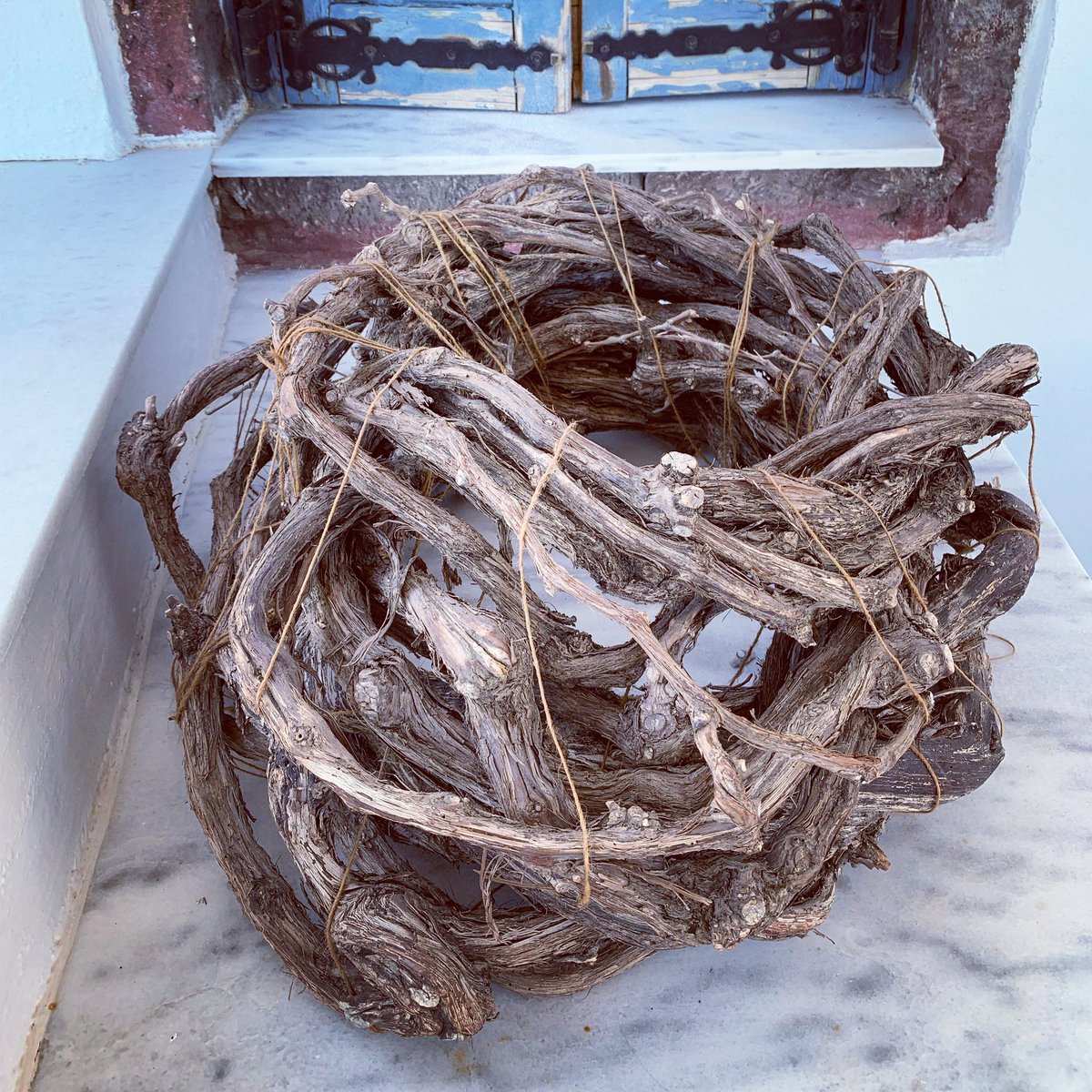 RRSelections's tweet photo. Here is dried Kouloura- you can really see how twisted and deep the basket vines can get. #wineeducation https://t.co/mY4KABEgxt