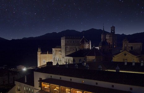 paradores's tweet photo. ¡Disfruta de una noche contemplando las estrellas en el Parador de #Guadalupe! 💫🔭💫🔭

Próximo 27 de agosto. Reserva ya:
https://t.co/09zG9sgJZu https://t.co/r1NDCw9WwB