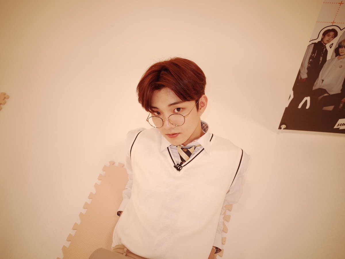 WE_THE_BOYZ's tweet photo. [큐] 교복 좋아🤓 https://t.co/8Vmgbh3Qui