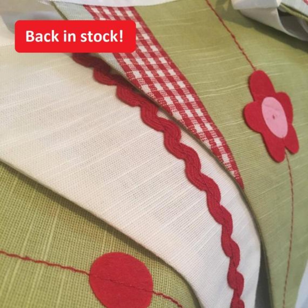 PrettyWittyNatt's tweet photo. Good news! The 2.5m green and red bunting is now back in stock! Ideal length for across your kitchen window or over double doors to your conservatory. Also perfect for around the inside of your greenhouse! #BackInStock https://t.co/OZkdZ21oar #BuyNow #EtsyFinds #BBQ #Conservatory https://t.co/xUlDEiRNWO