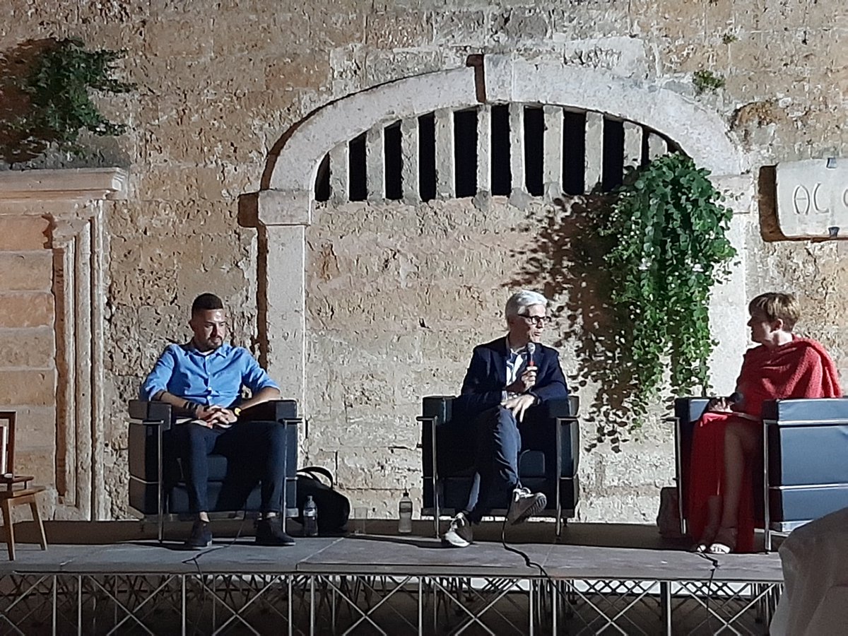 c_stincone's tweet photo. Ieri sera @massimobray parlava di voci e cultura nella meravigliosa #Specchia con @GalaGraziano e @TizianaCazzato.
#Passeggiata Letteraria dal Borgo AltroOve #Salento #letteratura https://t.co/LjXcGI7hdU