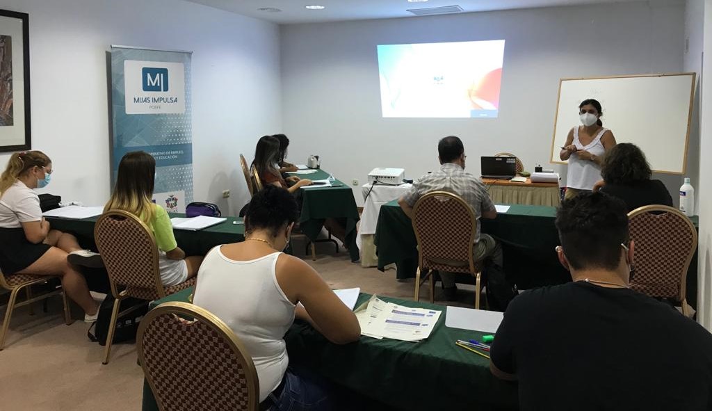 ImpulsaMijas's tweet photo. "Mijas Impulsa" reanuda los cursos con las clases presenciales del módulo de inglés para el curso de Atención en restauración. La formación teórico-práctica se llevará a cabo en las instalaciones del Hotel TRH de Mijas. #formacion #cursos #ayuntamientodemijas https://t.co/Hg0zK7VzHi