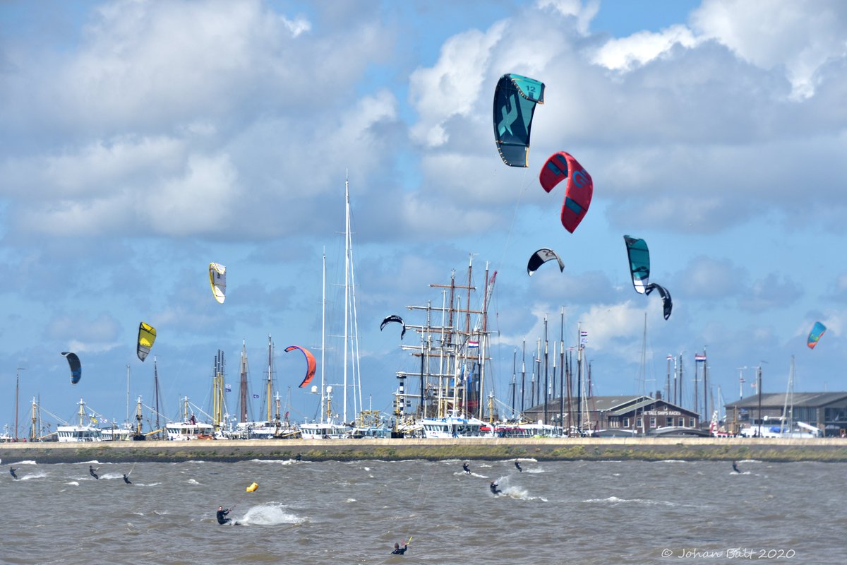 marnebalt's tweet photo. Kitesurfplezier bij het #strand van Harlingen #zon #wind #harlingen #waddenzee #stadaanhetwad #harlingenwelkomaanzee #kitesurfing https://t.co/qciUmKyC9U
