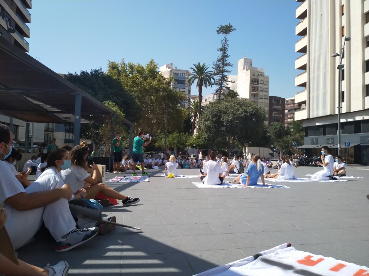 belis93's tweet photo. BASTA YA, queremos negociar!! Más unidos que nunca, juntos IMPARABLES!
#huelgaMIR #convenioMIRYa #HuelgaResidentes @anabarcelochico
 @ximopuig @IdiazAyuso @eruizescudero @sanidadgob https://t.co/gOMGPhPXSo