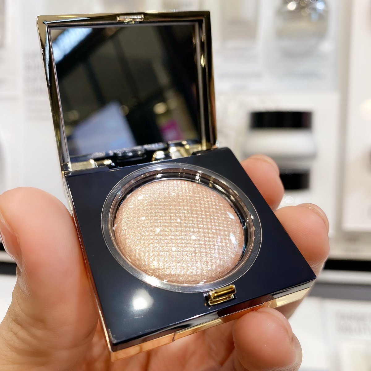 Khunsomsree's tweet photo. ช่วงนี้ใครเกลี่ย Eya shadow ไม่เนียน ลองใช้ #LuxeEyeShadow #RichSparkle สี #Moonstone ของ @BobbiBrown_TH นะ เกลี่ยง่าย ใช้แล้วปัง ผู้ชายต้องหันมามอง #เชื่อเจ๊เจ๊เรียนมา #ของดีบอกต่อ #รีวิวเครื่องสําอาง https://t.co/yx9MuhVSlo