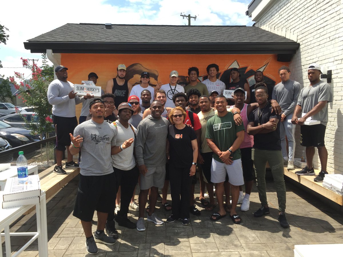 CoachDerekMason's tweet photo. It will be great when we can enjoy moments like this again. But even with social distance, we're forever #VandyFamily!
๐๐ค #AnchorDown https://t.co/hOISnpvdq6