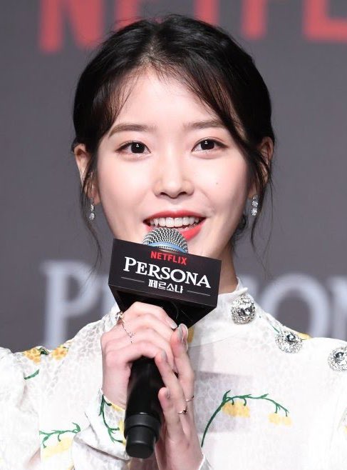 “When I 1st met  #IU, I felt she had a calm & delicate feeling.I saw the sadness of someone who lived a tough life. I felt her charming characteristics. I was inspired by our 1st meeting & was shock by her acting skill. She exceeded my expectations as an actor.”- Kim Jong Kwan PD