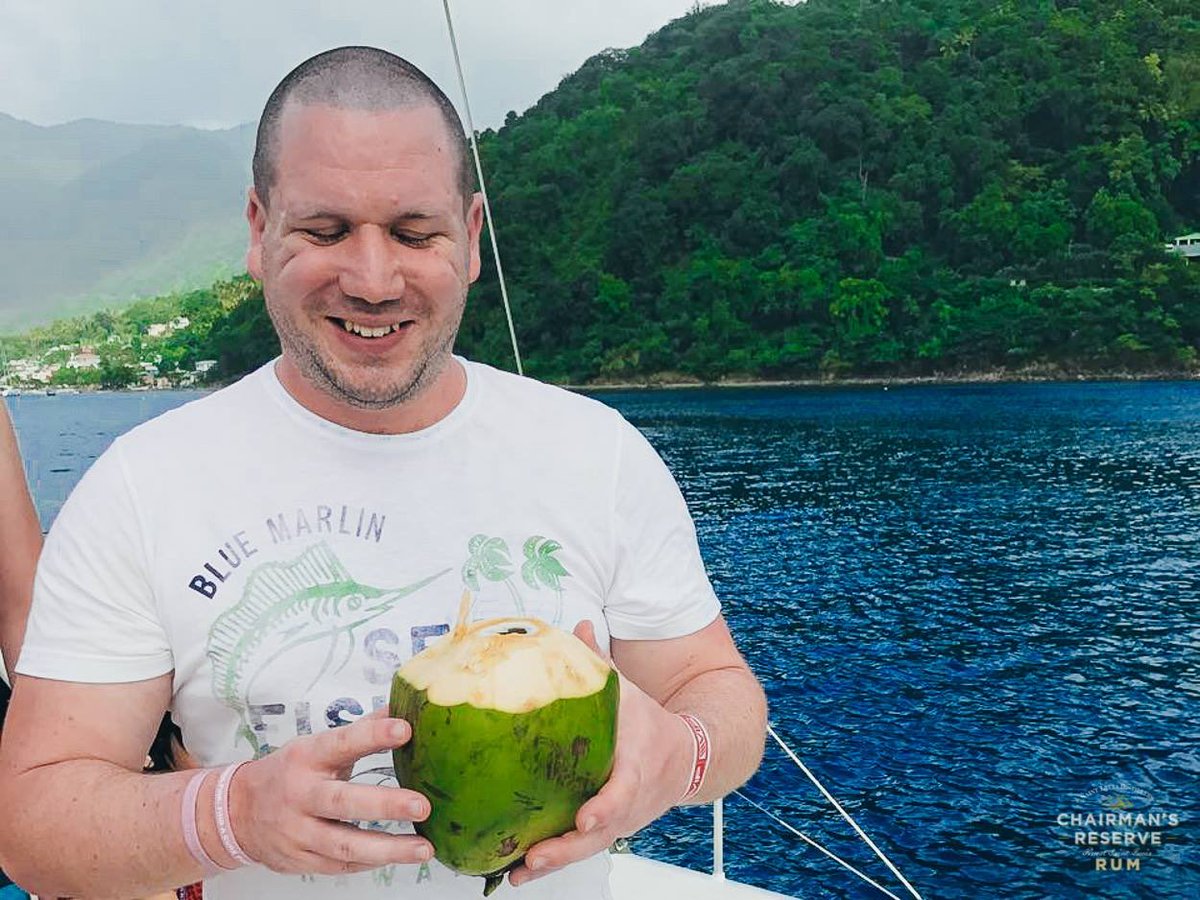 DrinksEnthusist's tweet image. It amazes people when i say the coconuts we get in the UK are nothing like the ones in St Lucia, and indeed the first time i had one i OF COURSE poured @ChairmansUK into it. Downside though, drinking out of it on a catamaran was more messy than i imagined 😂 #wavemachine #coconut