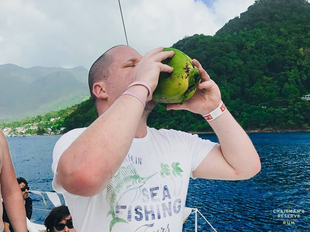 DrinksEnthusist's tweet image. It amazes people when i say the coconuts we get in the UK are nothing like the ones in St Lucia, and indeed the first time i had one i OF COURSE poured @ChairmansUK into it. Downside though, drinking out of it on a catamaran was more messy than i imagined 😂 #wavemachine #coconut