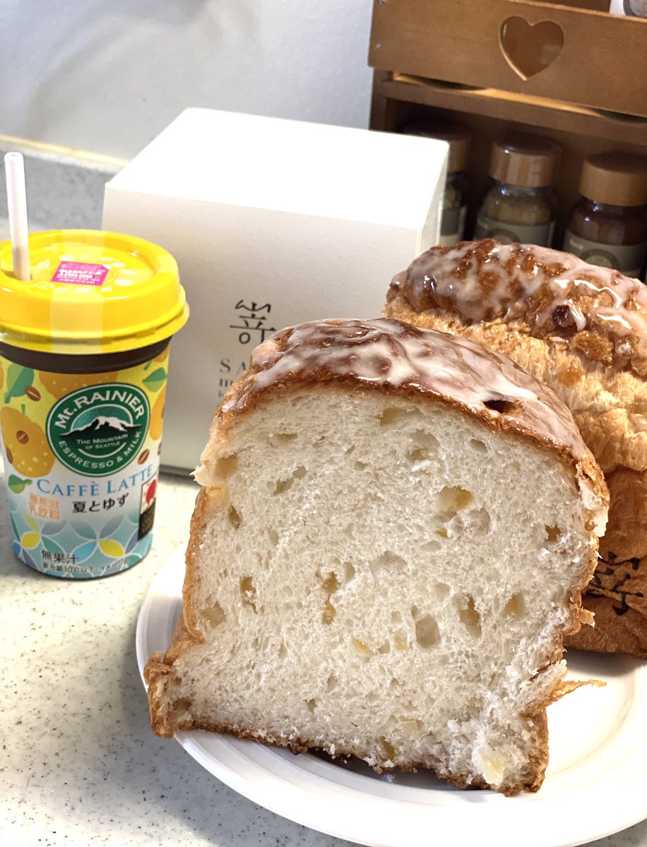 bellmay_ruka's tweet photo. 東京の友人が送ってくれた嵜本の『ゆずとレモンの蜂蜜食パン』を『夏とゆず』と一緒に頂きました❣️
ゆずとレモンの爽やかな香り、果肉の甘さとほろ苦さ、アイシングの甘味、全てが絶妙なバランスで口いっぱいに広がり、美味し過ぎて即完食✨
ありがとう💕
#Yuzu
嵜本さんHP
https://t.co/VjRvmnQdUc https://t.co/Lyk7j7OG5s