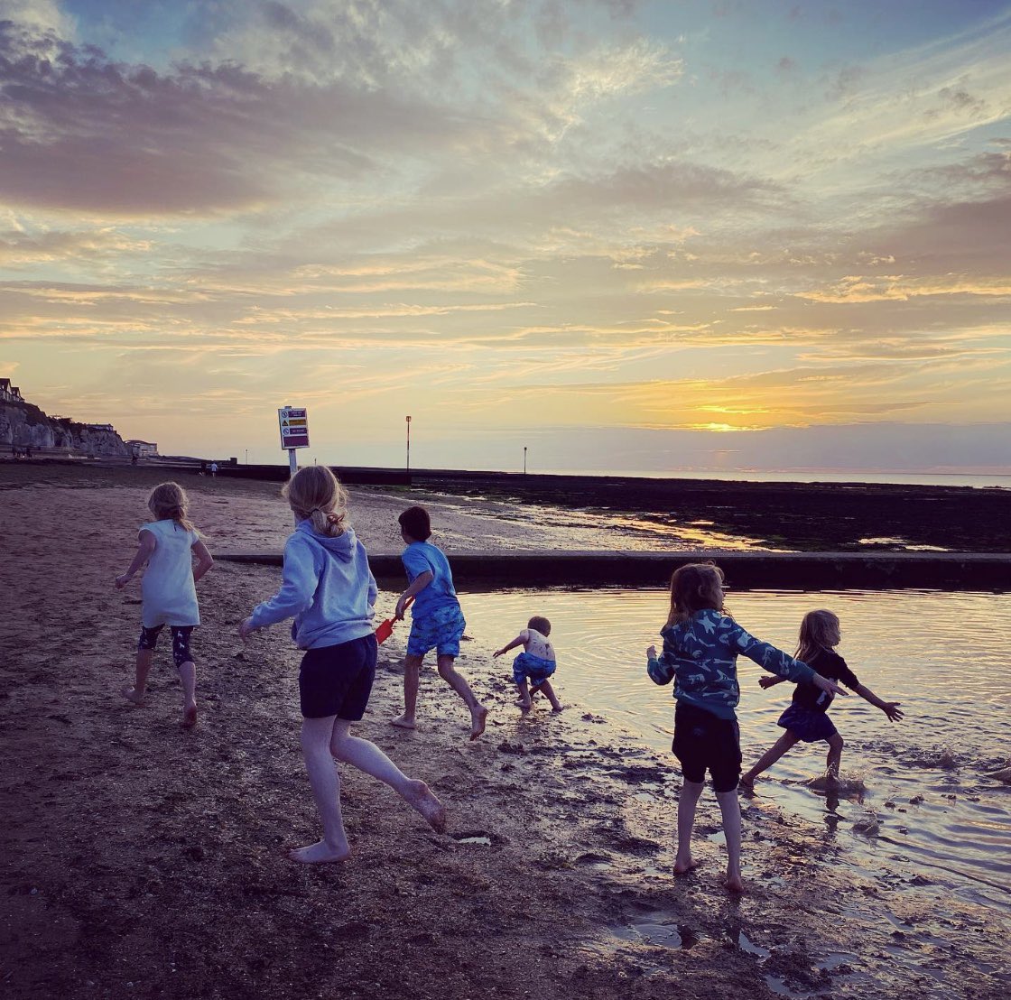 Kids at sunset at Walpole Bay. Such a magical time to play. 
.
.
.
.
.
.
#walpolebay #walpolebaytidalpool #margate #margatesunset #turnerskies #sunsetatsea #sunsetsilhouette #cliftonville #ukbeachholiday #ukstaycation #staycationuk #ohidoliketobebesidetheseaside #familyholiday